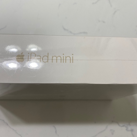 iPad 3 WiFi 16gb brand new in box Gold - Picture 3 of 5